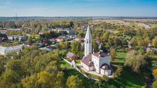 Vue aérienne du village de Vyatskoye et de l'église de la résurrection