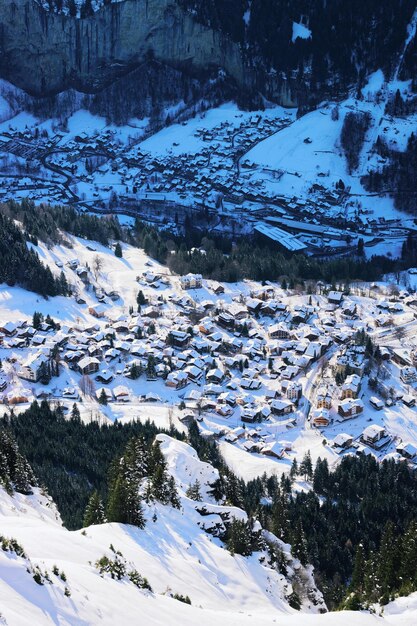 Vue aérienne du village de Wengen et de la ville de Lauterbrunnen dans l'Oberland bernois en Suisse.