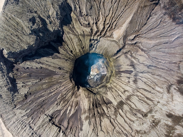 Vue aérienne du volcan majestueux du cratère du mont Kawah Bromo