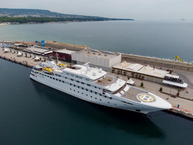 Vue aérienne du yacht de luxe au port