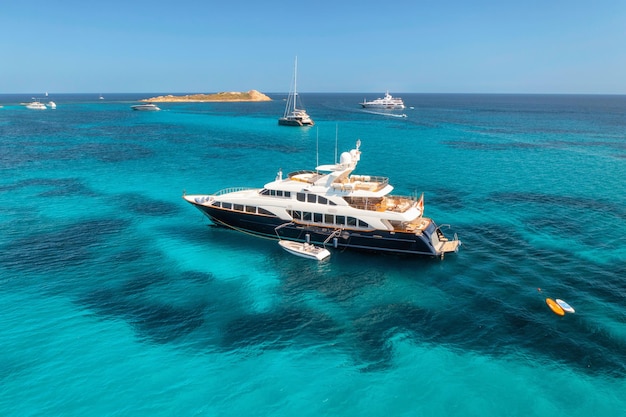 Vue aérienne du yacht de luxe sur la mer bleue à la journée ensoleillée en été