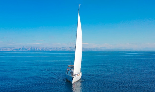 Vue aérienne du yacht de luxe à voile en mer ouverte aux beaux jours en croatie