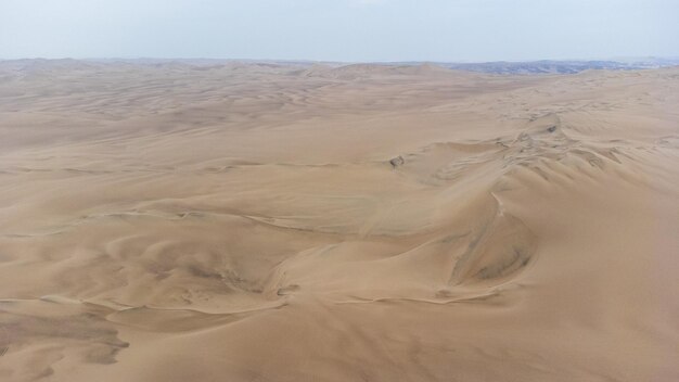 Vue aérienne des dunes dans le désert d'Ica au Pérou