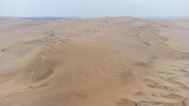 Vue aérienne des dunes dans le désert d'Ica au Pérou