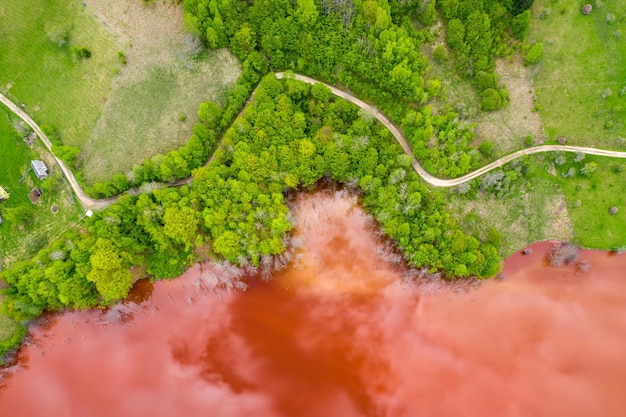 Vue aérienne des eaux usées rouges et de la forêt verte