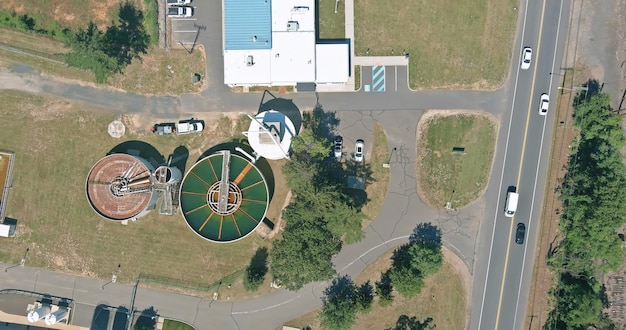 Vue aérienne des eaux usées d'une usine de traitement des eaux usées près de la centrale solaire f