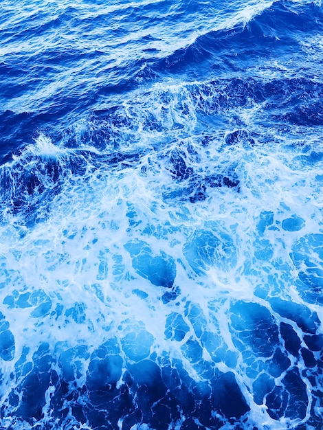 Vue aérienne des éclaboussures d'eau dans la mer bleue