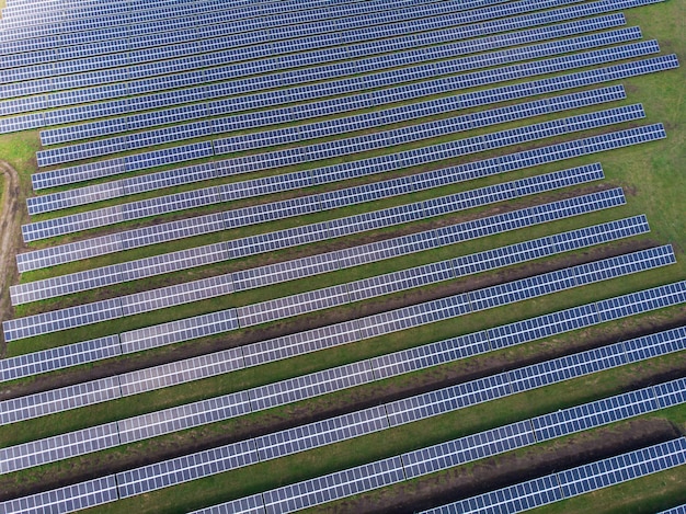 Vue aérienne de l'écologie des panneaux de la centrale solaire dans les champs verts concept d'innovation électrique
