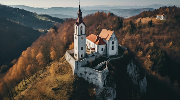 Vue aérienne d'une église dans les montagnes