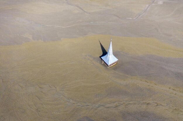 Photo vue aérienne d'une église inondée et abandonnée