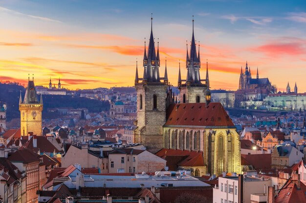 Vue aérienne sur l'église notre-dame avant la vieille ville de tyn et le château de prague au coucher du soleil à prague tchèque