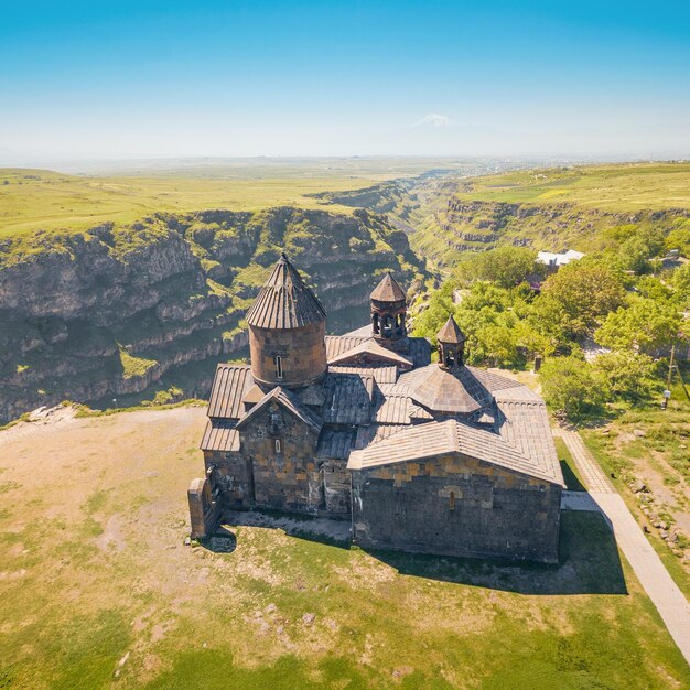 Vue aérienne de l'église Saghmosavank ou du monastère des Psaumes est une destination touristique populaire en Arménie Il est situé au bord de la gorge de la rivière Kasakh