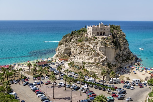 Vue aérienne de l'église de Santa Maria dell'Isola à Tropea, en Calabre, en Italie