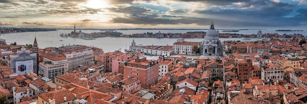 Vue aérienne de l'église Santa Maria della Salute à Venise