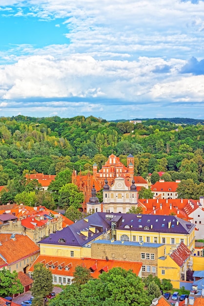 Vue aérienne sur l'église de St Anne, l'église de Saint Bernard et la vieille ville, Vilnius, Lituanie