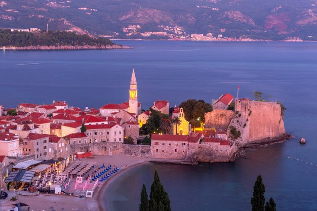 Vue aérienne des églises Saint Ivan et Holy Trinity dans la vieille ville de la ville monténégrine de Budva sur la mer Adriatique au coucher du soleil, Monténégro