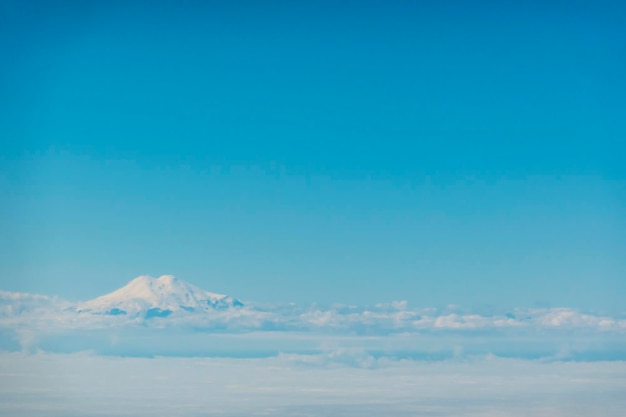 Vue aérienne sur Elbrus Karachay Cherkessia elbrus brille à travers les nuages