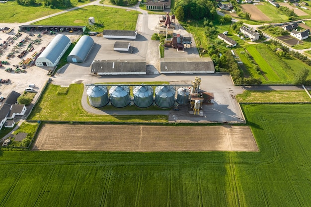 Vue aérienne sur l'élévateur à greniers agro-silos sur l'usine de fabrication agro-alimentaire pour le traitement, le séchage, le nettoyage et le stockage des produits agricoles farine céréales et céréales