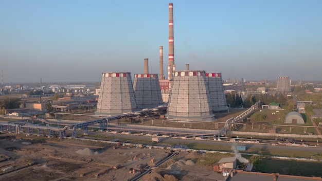 Vue aérienne d'énormes tours de refroidissement d'une centrale électrique au charbon