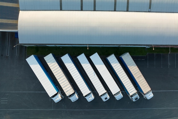 Vue aérienne des entrepôts de marchandises et du centre logistique dans la zone industrielle de la ville d'en haut