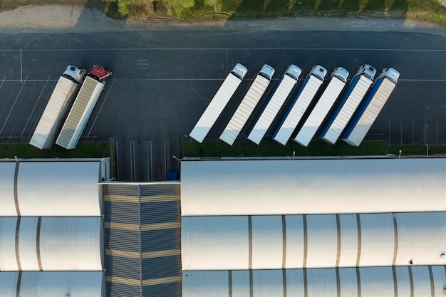 Vue aérienne des entrepôts de marchandises et du centre logistique dans la zone industrielle de la ville d'en haut