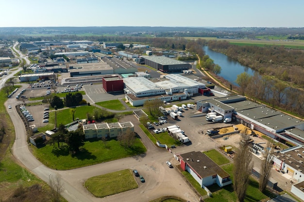 Vue aérienne des entrepôts de marchandises et du centre logistique dans la zone industrielle de la ville d'en haut