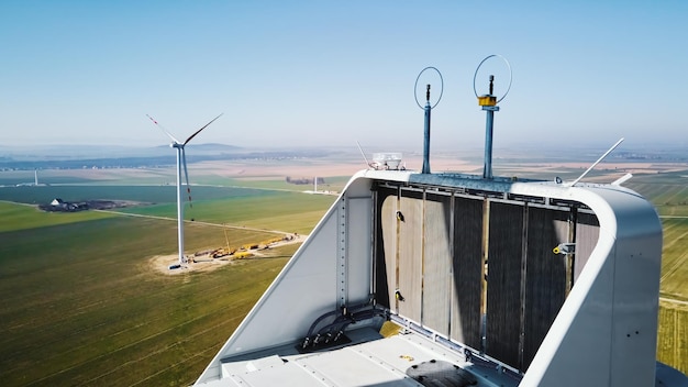 Vue aérienne de l'éolienne en gros plan dans la campagne de l'énergie éolienne et renouvelable durable en