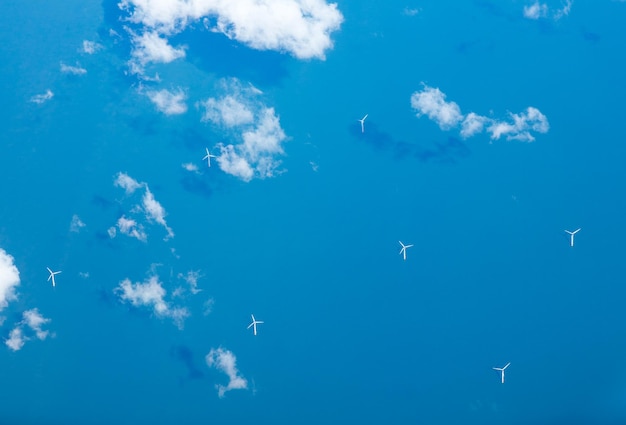 Vue aérienne des éoliennes en mer