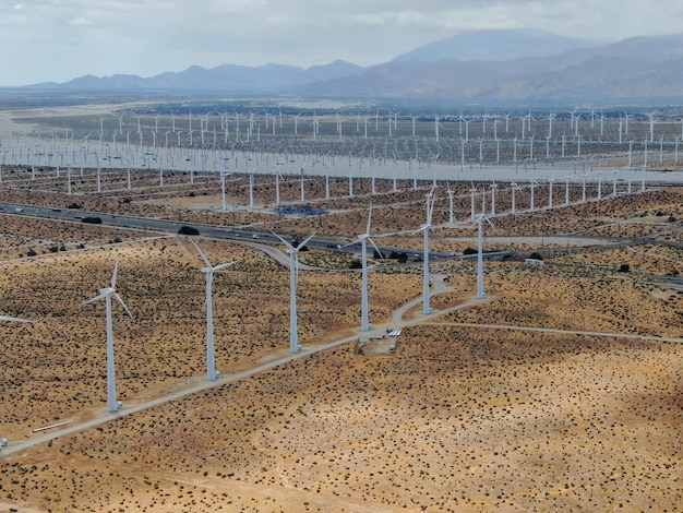 Vue aérienne d'éoliennes produisant de l'électricité Vaste gamme d'éoliennes gigantesques