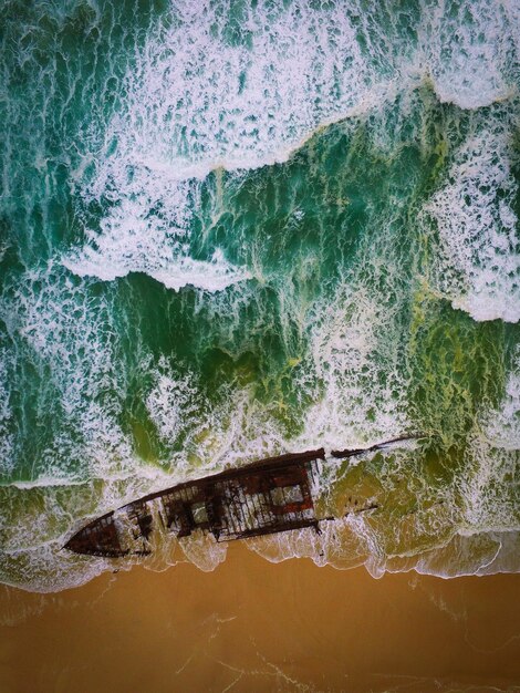 Photo vue aérienne de l'épave dans l'eau