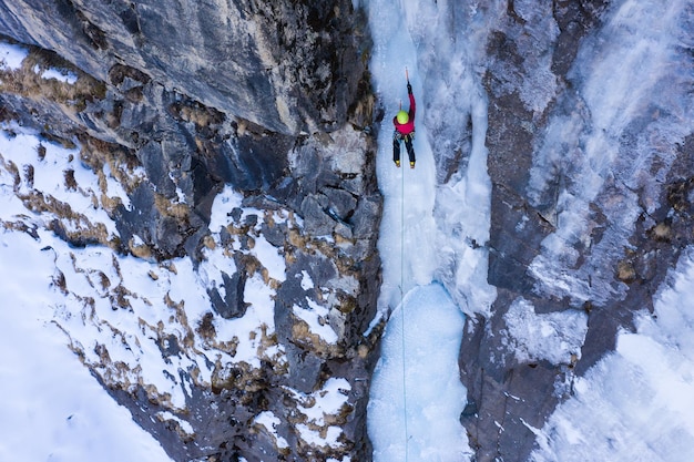 Vue aérienne de l'escalade sur glace