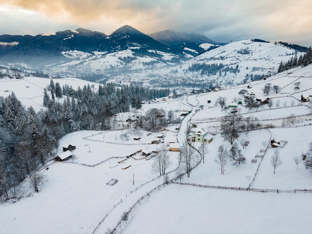 Vue aérienne de l'espace de copie des montagnes des Carpates ukrainiennes enneigées