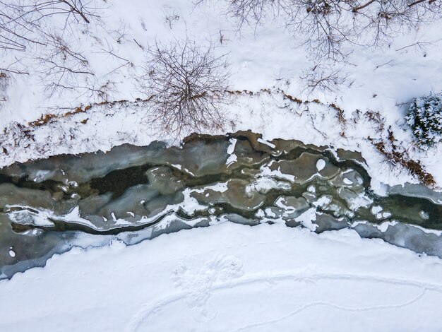 Vue aérienne de l'espace de copie de la rivière gelée