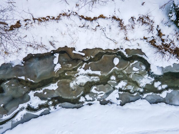 Vue aérienne de l'espace de copie de la rivière gelée