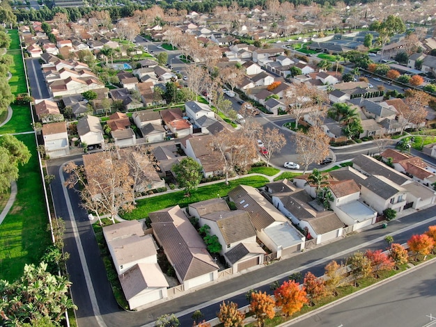 Vue aérienne de l'étalement urbain Quartier de maisons pleines de banlieue avec route