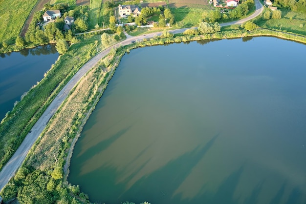 Vue aérienne de l'étang d'élevage de poissons avec de l'eau bleue dans la zone aquacole