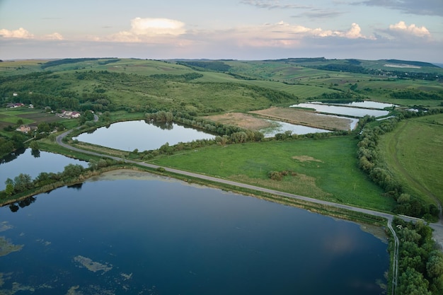 Vue aérienne de l'étang d'élevage de poissons avec de l'eau bleue dans la zone aquacole