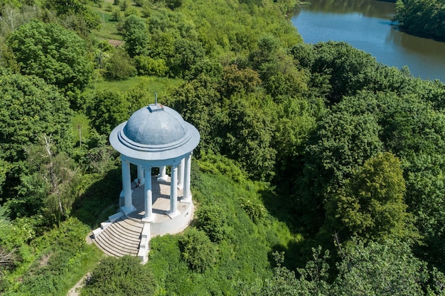 Vue aérienne d'été de l'alcôve près du palais de Galaganiv dans le parc national de Sokyryntsi dans la région de Tchernihiv en Ukraine