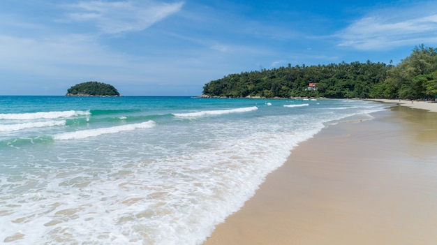 Vue aérienne de l'été de la belle mer ou de la plage et de la mer tropicale, vague de l'océan turquoise doux s'écraser sur la rive sablonneuse en journée ensoleillée de saison d'été, concept de fond de nature et de voyage.