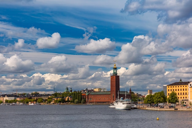 Vue aérienne d'été pittoresque de l'hôtel de ville de Stockholm ou Stadshuset dans la vieille ville de Stockholm, capitale de la Suède