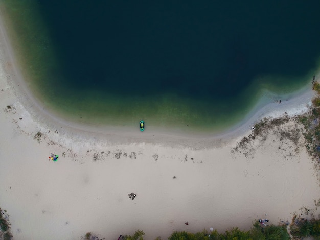 Vue aérienne d'été de la plage vide du lac. Photo de drone.