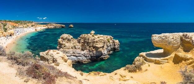 Vue aérienne de l'étonnante plage de Praia dos Paradinha Albufeira Algarve Portugal