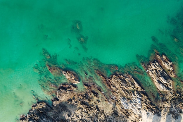 Vue aérienne étonnante des vagues se brisant sur la vue de nature de paysage marin de roches