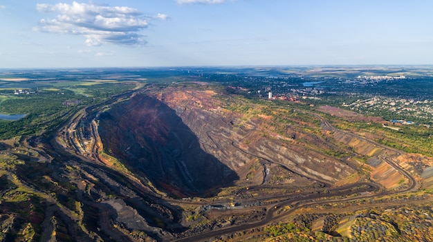 Vue Aérienne De L'exploitation Minière à Ciel Ouvert De La Carrière De Minerai De Fer.