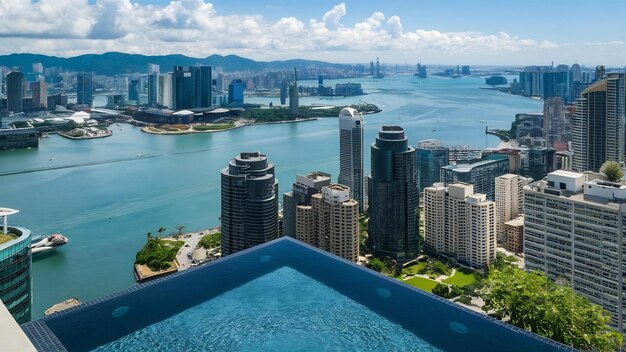 Vue aérienne fabuleuse depuis la célèbre piscine à l'infini sur le toit par une journée ensoleillée surplombant le port