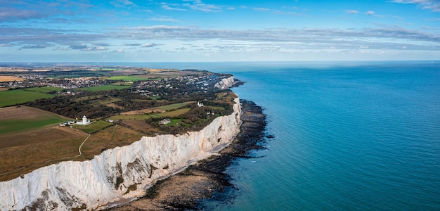 Vue aérienne des falaises blanches de Douvres vue rapprochée des falaises du côté de la mer