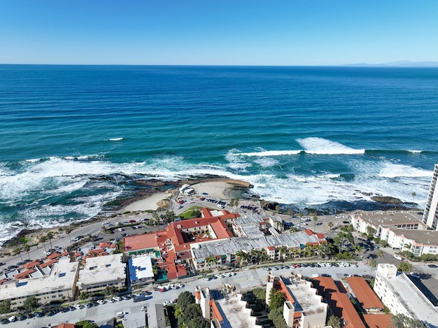 Vue aérienne des falaises de La Jolla et de la côte de San Diego, en Californie, aux États-Unis.