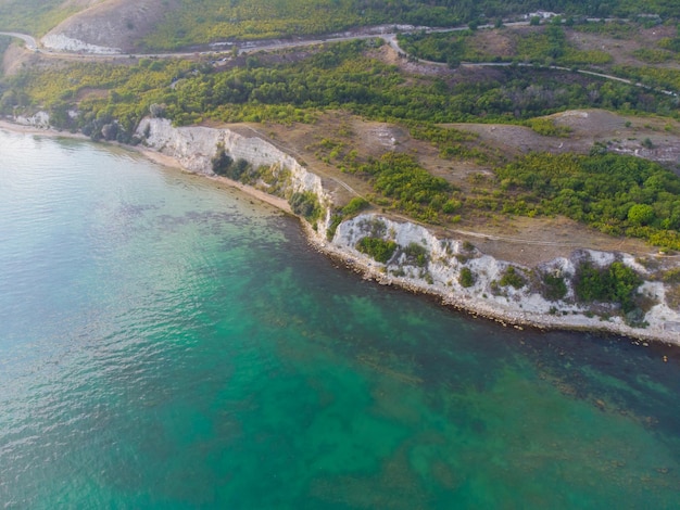 Vue aérienne des falaises pittoresques sur une côte de la mer