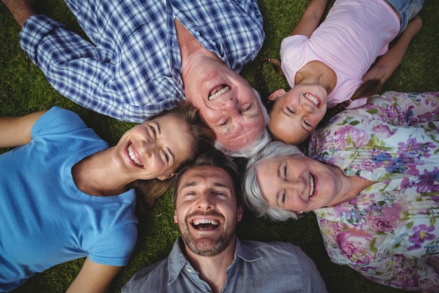 Vue aérienne de la famille formant un groupe sur le champ