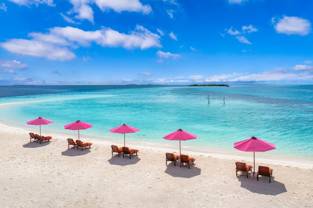 Vue aérienne fantastique, magnifique plage avec parasols et chaises longues près de la mer turquoise